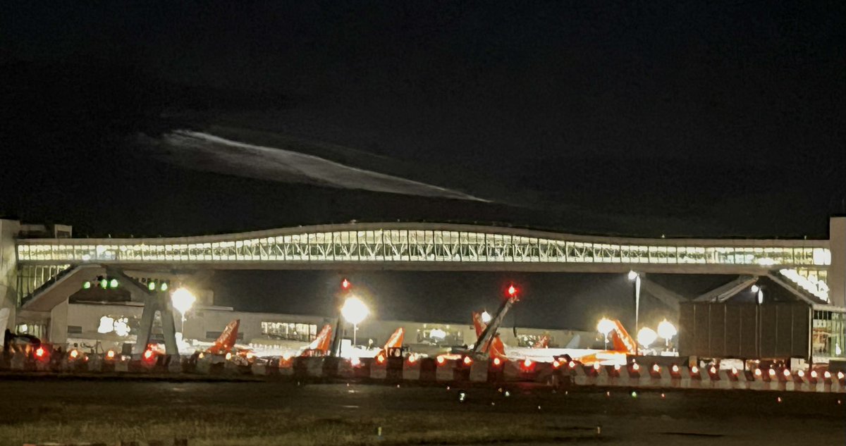Robreferee's tweet image. Great view of an ice cloud over Gatwick tonight. Told by a pilot it’s a rarity.