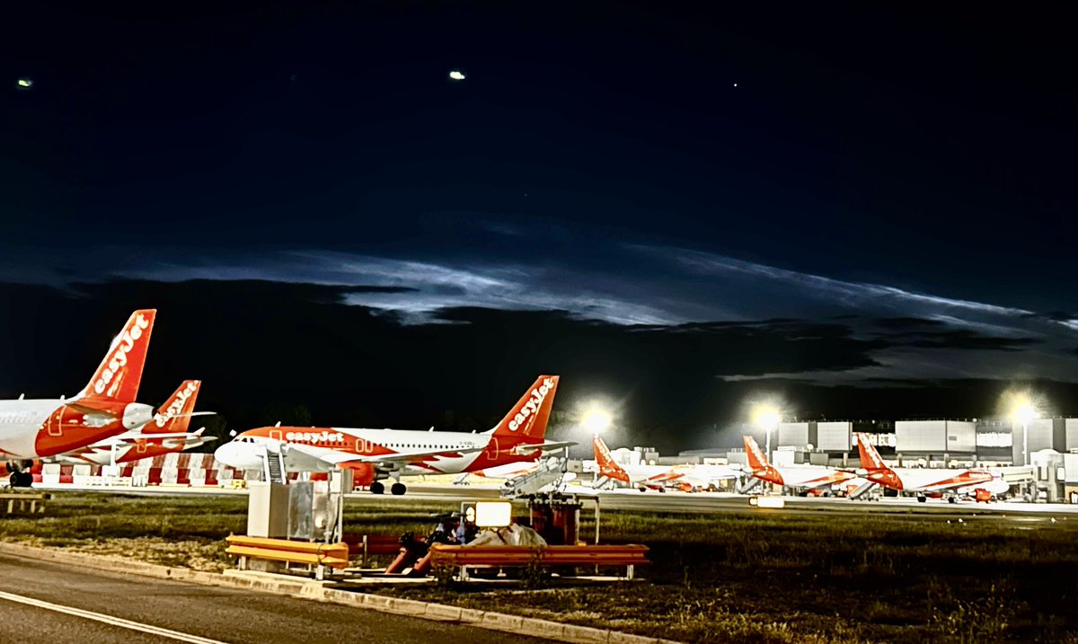 Robreferee's tweet image. Great view of an ice cloud over Gatwick tonight. Told by a pilot it’s a rarity.