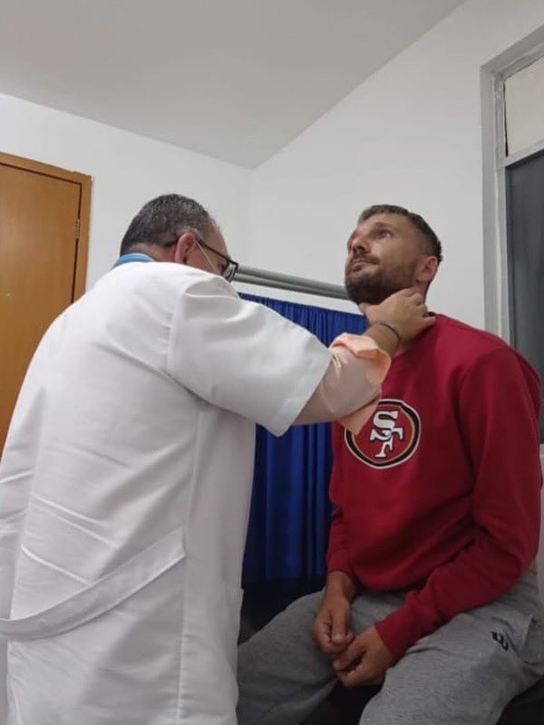 MrDoctorOficial's tweet photo. 🚨CURANDERO RUMANO NO PUEDE CURARSE SOLO y acude con un VERDADERO MÉDICO.👨🏻‍⚕️ 

Le CLAUSURAN su BANCA de “TRABAJO”. 🚫 https://t.co/XwyKtmAUjt