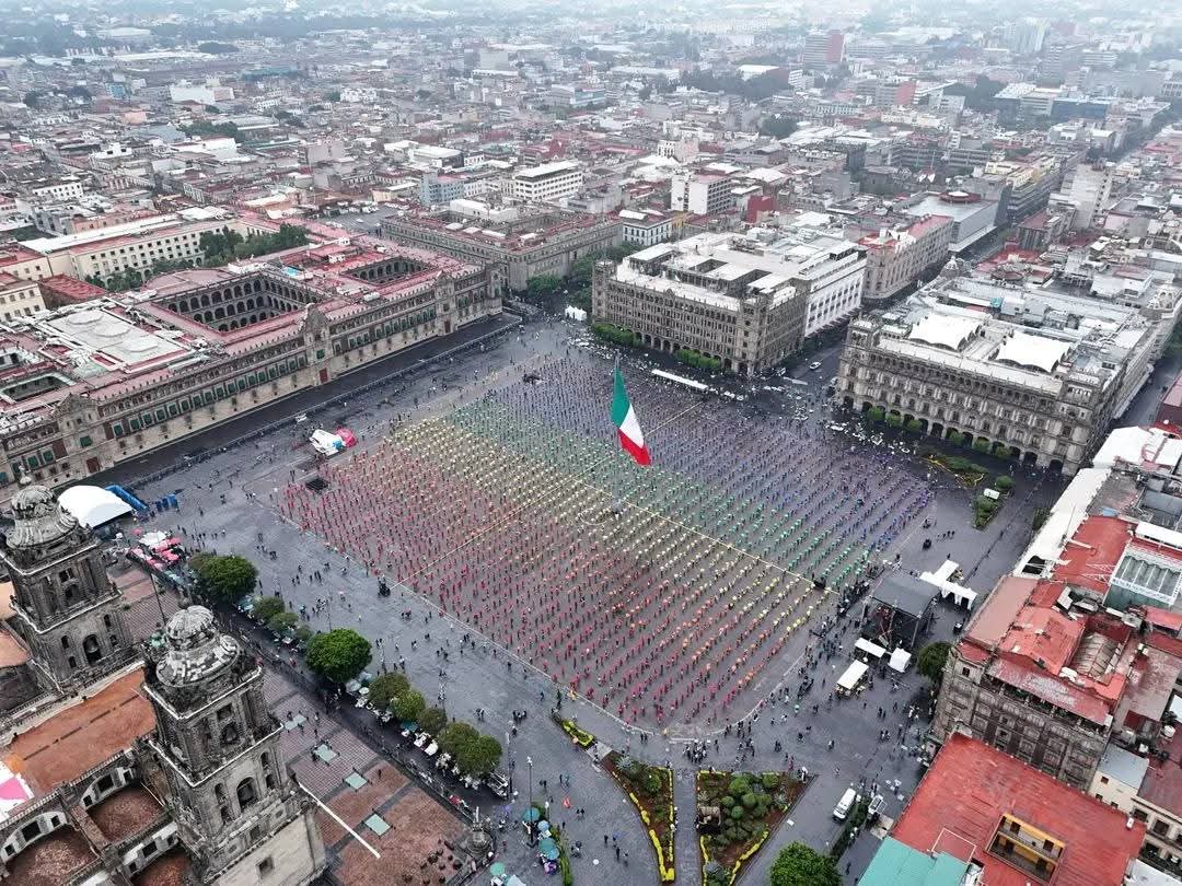 Más de 6 mil personas forman la bandera de la diversidad sexual más grande del mundo, en el zócalo de la CdMex. 🏳️‍🌈 🏳️‍⚧️
Que nadie tenga que ocultar su orgullo y sus verdaderos colores, por ser quien es. 🏳️‍🌈 🏳️‍⚧️