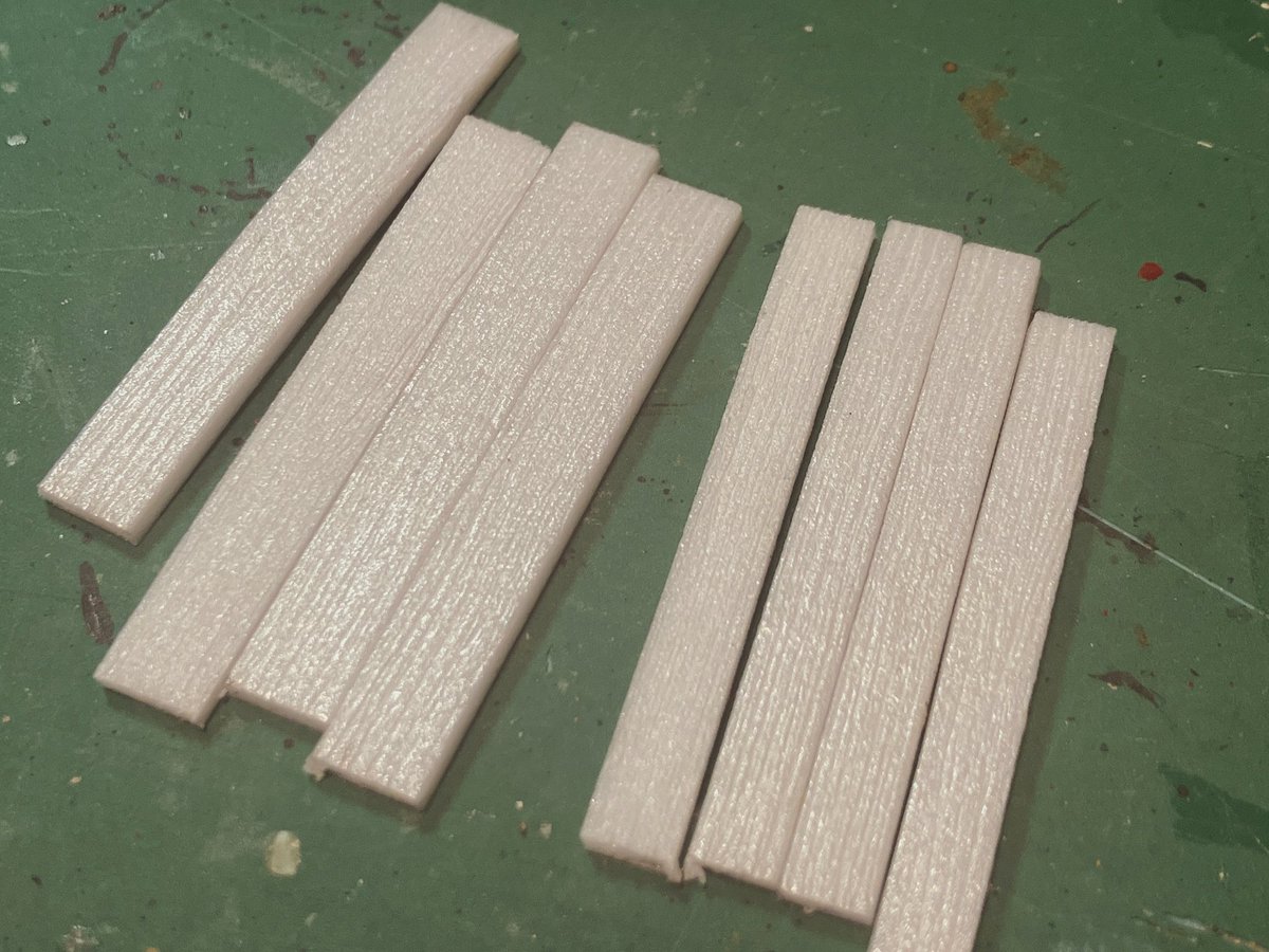 スチレンパネルを真鍮ブラシでシャッシャッすると板っぽくなる。