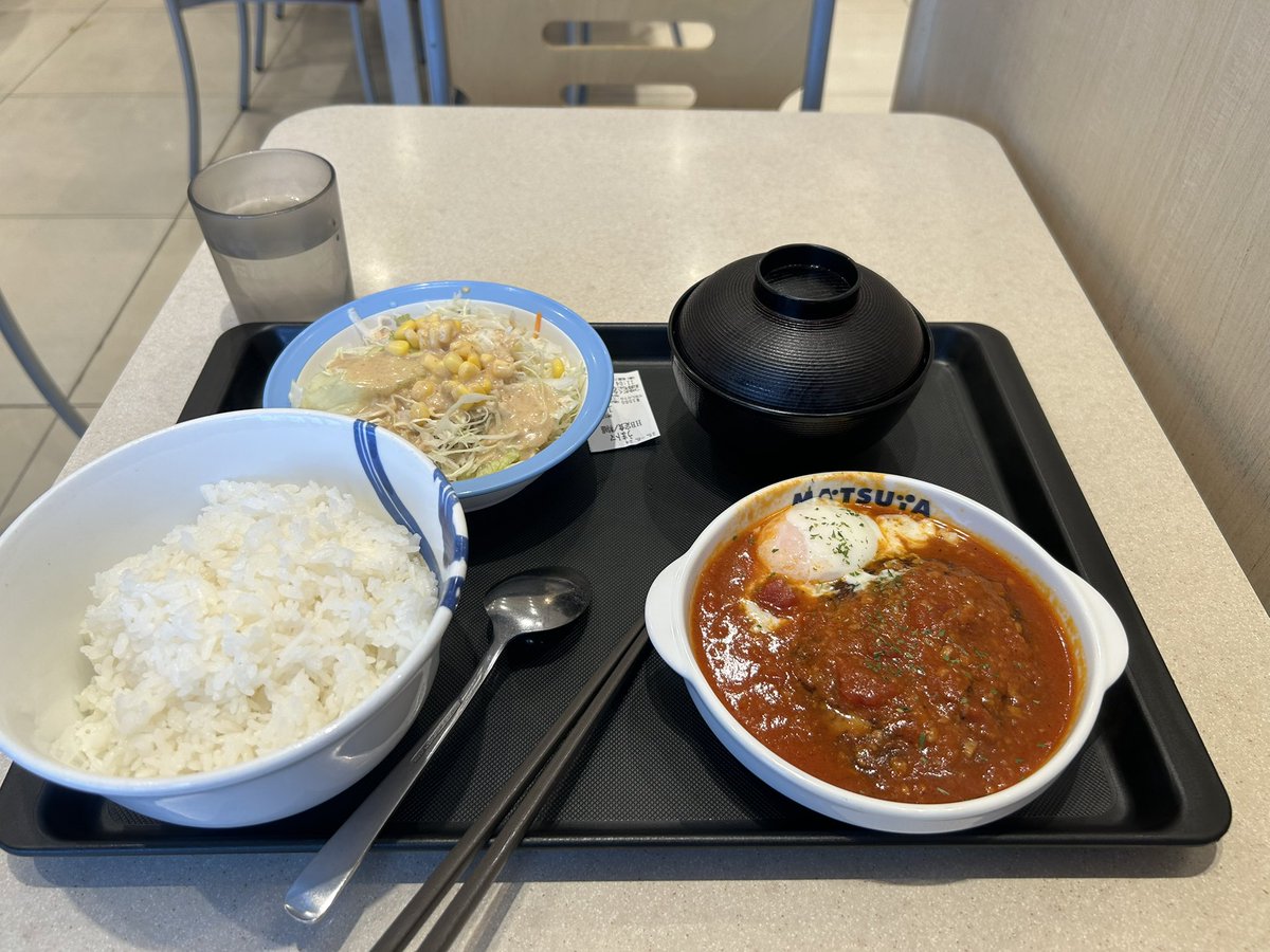 chancegi_1124's tweet photo. お初のうまトマハンバーグ定食🙆‍♂️
スパイス？効いてて美味いし、温玉でまろやかにできて2度美味いしで最高🥰

ただ1,000円超えてくると高いなぁって感じるよね🥹
早く給料上げてくんねぇかな😇 https://t.co/icifjoD6p0