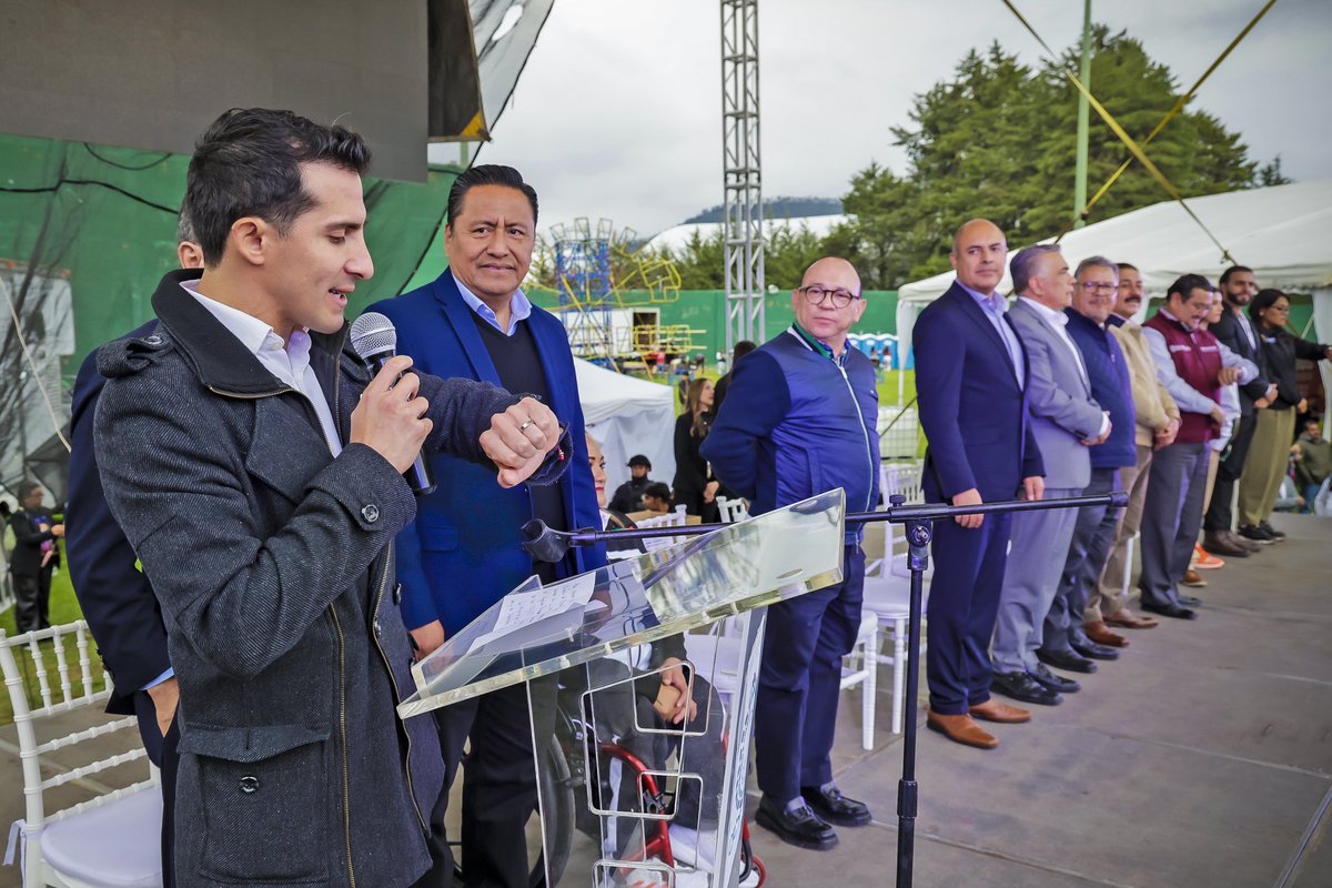 secti_edomex's tweet photo. A nombre del Gobierno de la Maestra @delfinagomeza, el secretario Miguel Ángel Hernández Espejel dio la bienvenida a esta gran fiesta del talento juvenil.

⚽️Porque el deporte no solo fortalece el cuerpo: también forma carácter, enseña valores y une a la juventud de todo el país. https://t.co/3UymnCUMUy