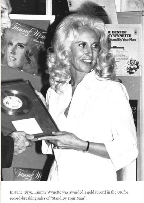 MadMax1861's tweet image. #50YearsAgoThisMonth #50YearsAgo The #TammyWynette single #StandByYourMan was  #1 in the #UK for 3 weeks. It earned #Tammy a #GoldRecord . Only Rod Stewart and Queen would have bigger hits that year in #GreatBritain #CountryMusicHallOfFame #FirstLadyOfCountryMusic  #June1975