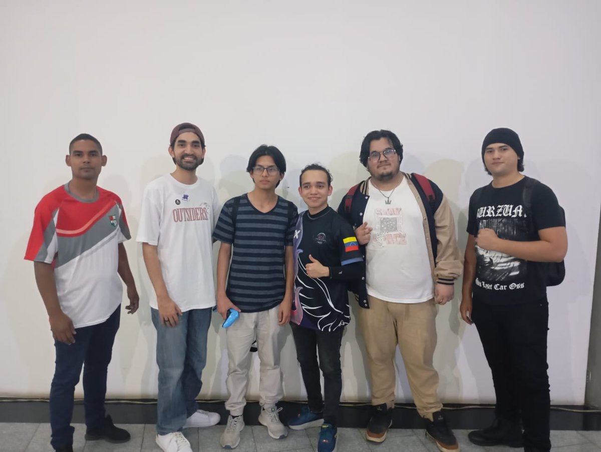 FTS_Oficiall's tweet photo. ¡Pelox logra su cuarto título en Smash Ultimate! 🎉 Honor a Hidan, Rookie, Misa y Kyros-V por rozar el Top 8. 🏅 Team FRON brilló en Tekken 8 y Cocolizo se coronó con su King. Gracias a JumpStar por recibirnos en su evento. ¡Nos vemos en la próxima! 💥 https://t.co/lH54no0fm9
