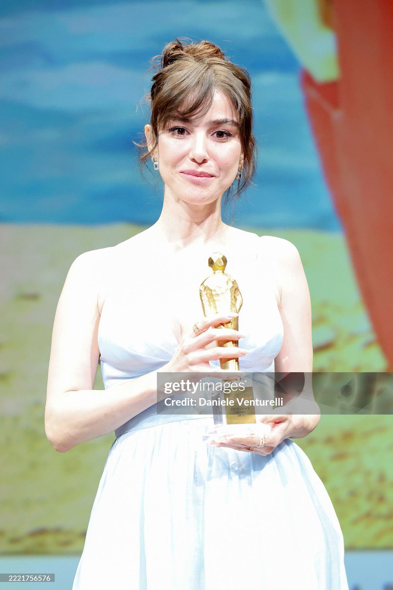 OzgeGurelBRA's tweet photo. Linda e talentosa!  🖤

#ÖzgeGürel recebeu o Prêmio de Excelência – Estrela Internacional no Festival Italiano de Séries Globais, em Rimini, Itália! https://t.co/ImpSpTHdCc