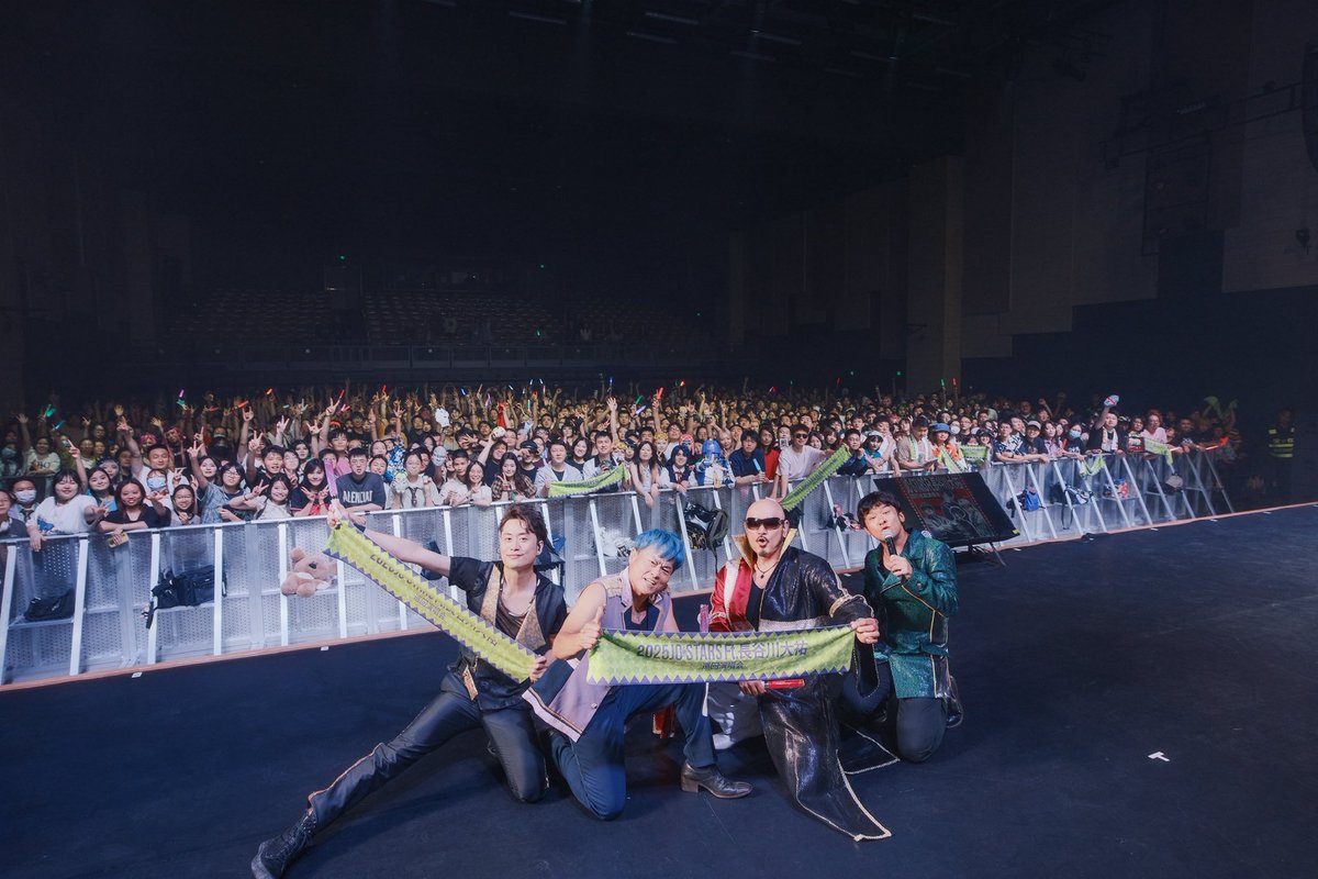 hasenano's tweet photo. JO⭐︎STARS ft. ハセガワダイスケ 中国2都市ツアーでした!
上海、武漢と来てくれたJOJOが大好きな仲間達と皆んなで共に歌いました!
ステージとオーディエンスが一体となり、まさに合唱!
世界にもっと届けたい!
#jojo #jojolive #jostas #dayou #daisukehaseagwa #shanghai #wuhan #love #live https://t.co/TTfwmTvFOO