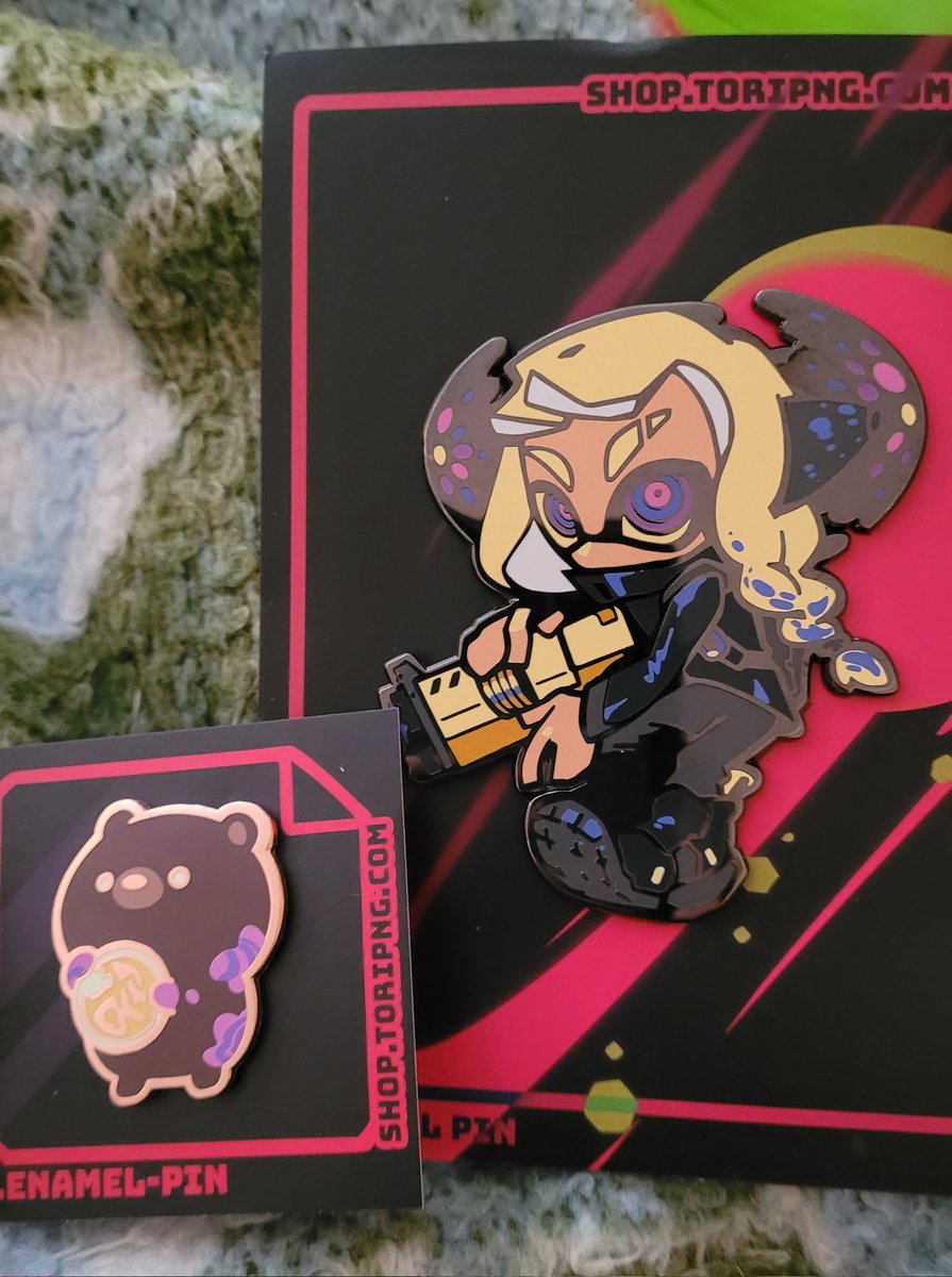 Sigkin | Makeship Faust (@teamshiguma) on Twitter photo My Neo 3 and Grizz pins from <a href="/TORIPNG/">☁️TORI.PNG☁️</a> just arrived!! I love them agh Neo 3 is so big check it out guys 😭😭💜💜💜 My Neo 3 and Grizz pins from <a href="/TORIPNG/">☁️TORI.PNG☁️</a> just arrived!! I love them agh Neo 3 is so big check it out guys 😭😭💜💜💜