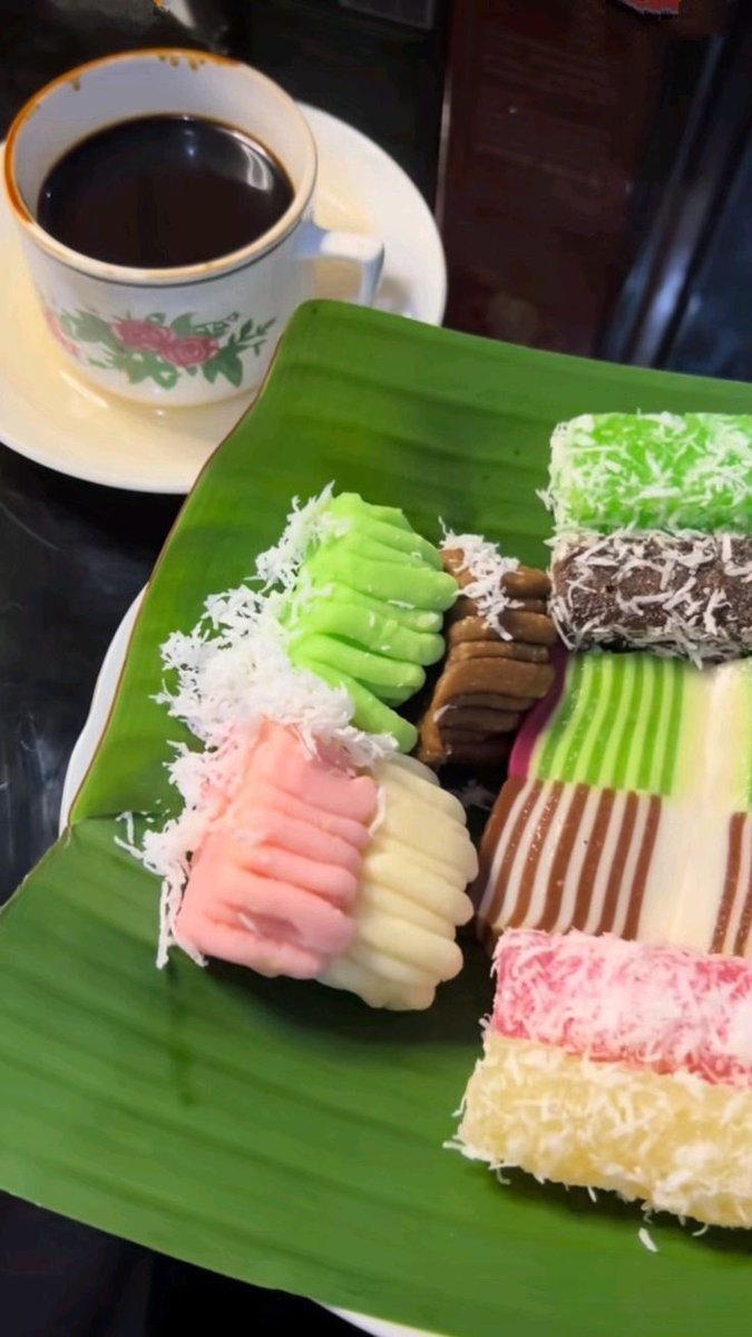 sekar_malam's tweet image. Berhentilah menundukan kepala kepada orang yang suka merendahkan.
Berhenti juga menghargai siapapun yang tak bisa menghargai.
Berhenti menghormati siapapun yang meremehkan dan menyepelekan.
Jangan ragu meletakkan garis batas yang sangat tegas.