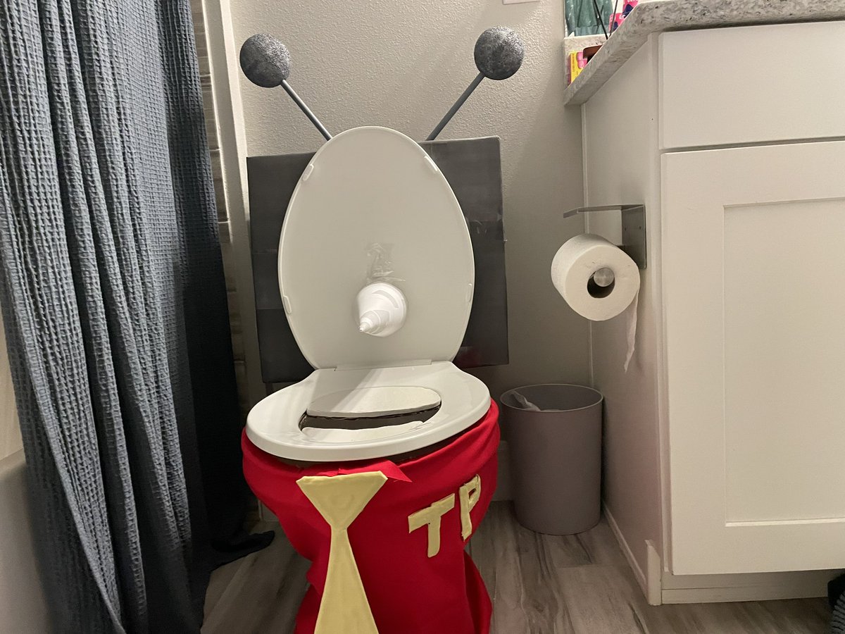 ProfCsChaos's tweet photo. From the maker of the Spamton Toilet, I give you its successor- The Tenna Toilet
#Tenna #DELTARUNE #DeltaruneChapter3 https://t.co/gF3W9wEQ1A