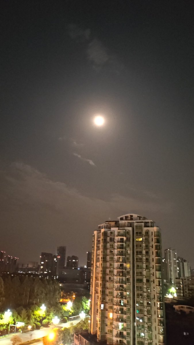 预测下BTC接下来的走势
剧本一：回调到104000，开启2000u的震荡104000-106000然后继续向上，直到创新高
剧本二：跌到102000附近，反弹2000u慢慢震荡向下
个人倾向第一种剧本，以上只是个人意想，不构成投资建议