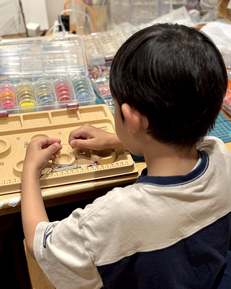 6歳が新作のアクセサリーを作っている様子です