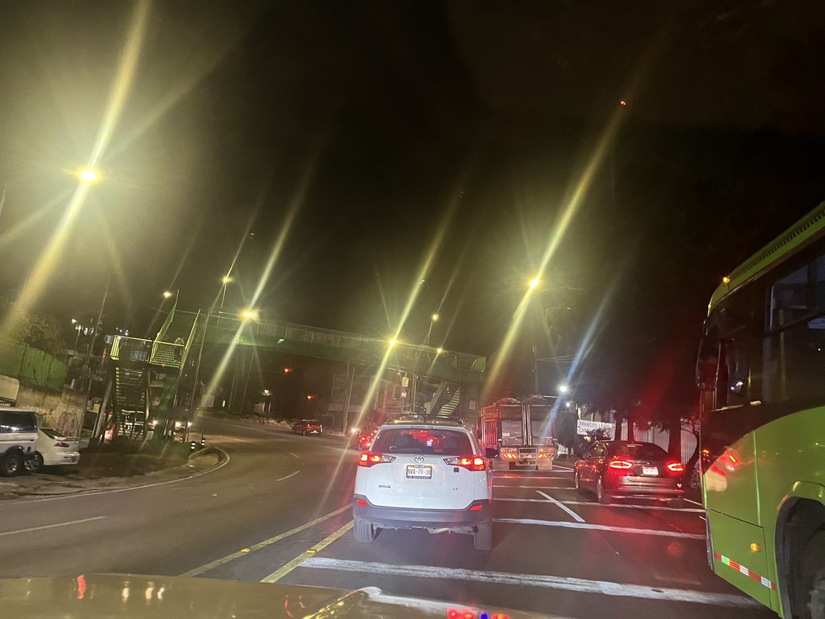 No sirven los semáforos en la entrada a Tlalmille, san Andrés totoltepec, bastante tráfico desde san Pedro <a href="/TlalpanAl/">Alcaldía Tlalpan</a> <a href="/Gabyosoriohdz/">Gaby Osorio</a> <a href="/TlalpanVecinos/">Tlalpan Vecinos</a> <a href="/Semex/">Semex</a> <a href="/CESACT/">CESAC Tlalpan</a>