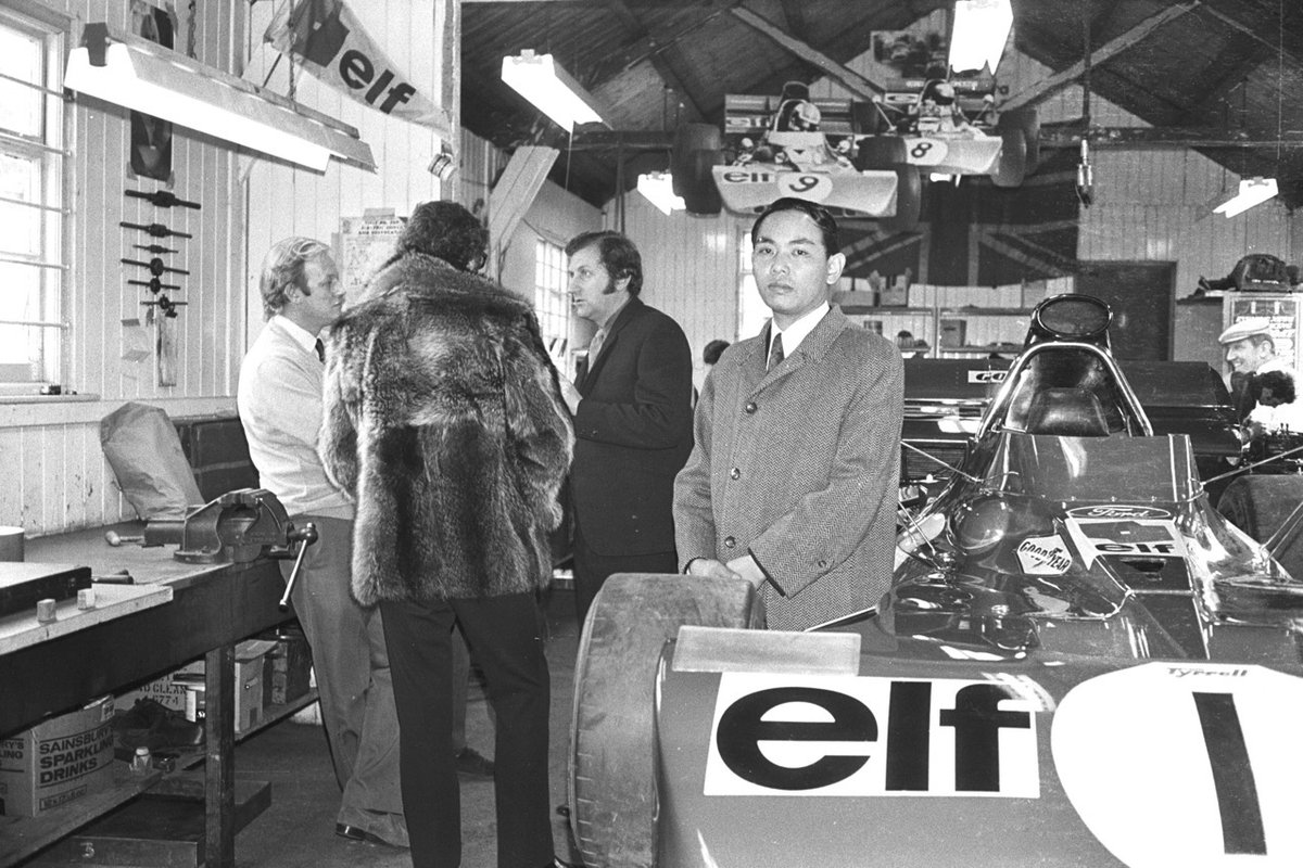 秘蔵写真】1976年にイギリスで取材する田宮俊作(現タミヤ会長)と、1978