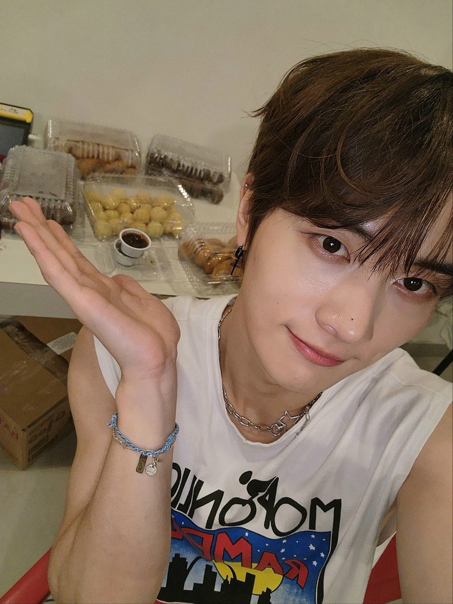 NTX_OFFICIAL_'s tweet photo. 내 얼굴에 펀치👊🏻

#HYEONGJIN #형진
#NTX #엔티엑스 https://t.co/FYF1bMl8UB