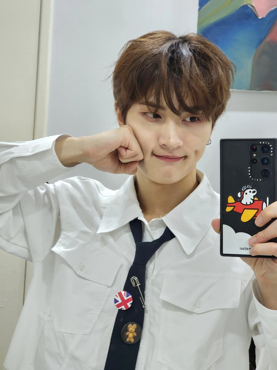 NTX_OFFICIAL_'s tweet photo. 내 얼굴에 펀치👊🏻

#HYEONGJIN #형진
#NTX #엔티엑스 https://t.co/FYF1bMl8UB