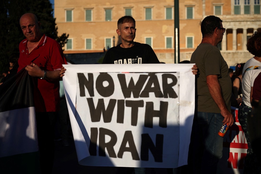 arabnews's tweet photo. Iran-Israel crisis (Tuesday):

• Trump declares ceasefire in Iran-Israel conflict

• Iranian and Israeli officials slow to confirm ceasefire deal

• Locations in Iraq targeted with drones early Tuesday 

Follow the latest updates here: https://t.co/NmoWk8ZAMK https://t.co/TYxpIUAVSL