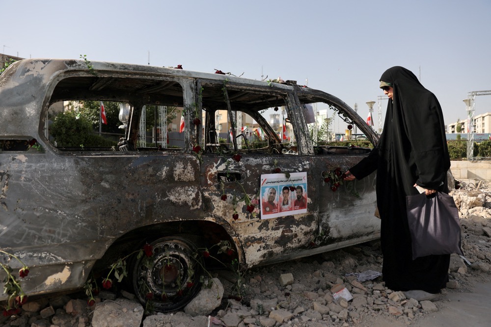 arabnews's tweet photo. Iran-Israel crisis (Tuesday):

• Trump declares ceasefire in Iran-Israel conflict

• Iranian and Israeli officials slow to confirm ceasefire deal

• Locations in Iraq targeted with drones early Tuesday 

Follow the latest updates here: https://t.co/NmoWk8ZAMK https://t.co/TYxpIUAVSL