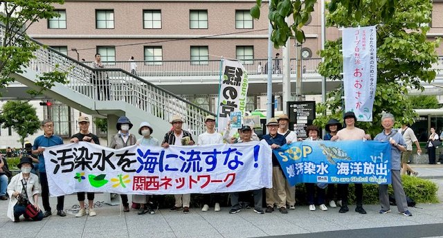 福島原発から出る放射能汚染水は、毎年7回、すでに12回94000トン海洋に投棄されています。 「汚染水を海に流すな！関西ネットワーク」は、放射能汚染水投棄の中止を求めて街頭アクションを行いました。
日時：6/21（土）17：00～18：00 
場所：ＪＲ大阪駅東南バスターミナル