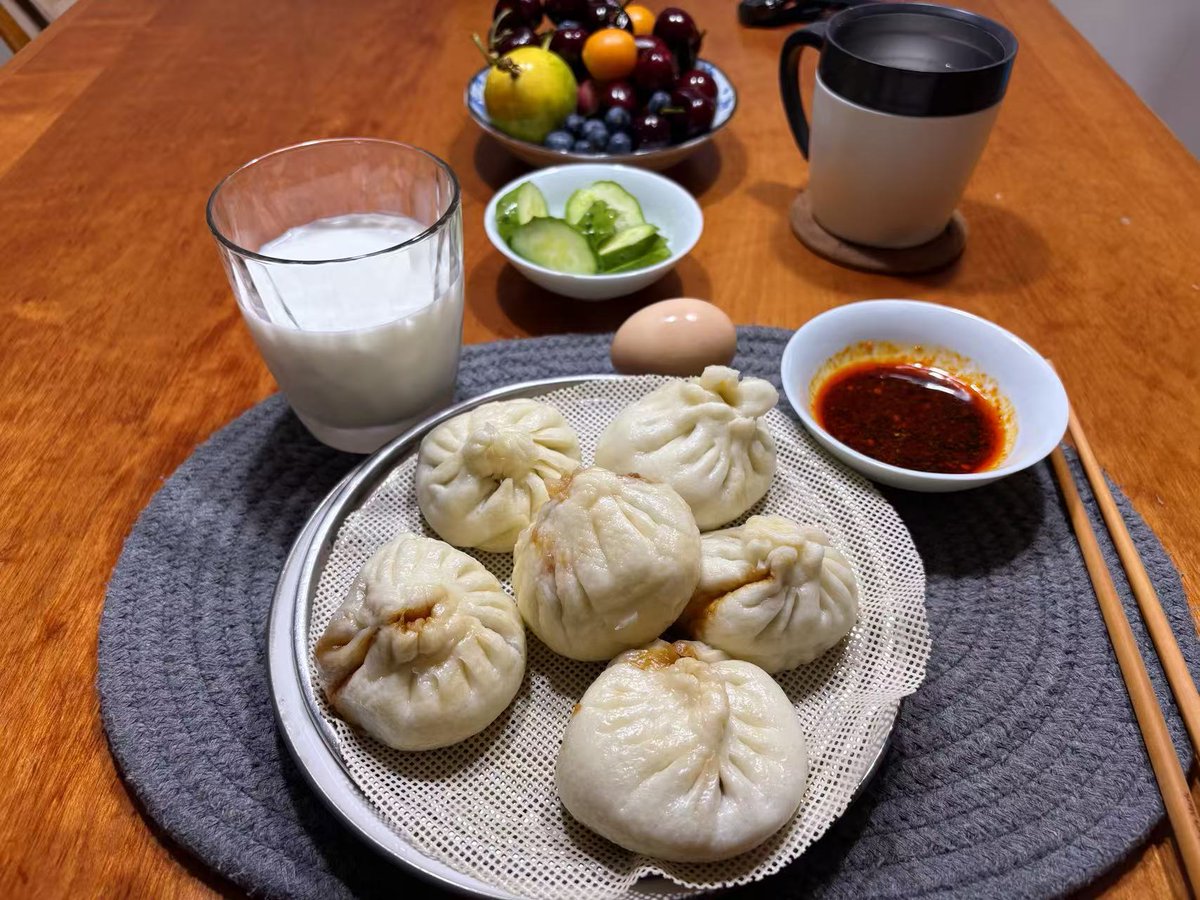 sparkning197906's tweet photo. 今日、子供の朝ごはんは:北京風肉まん、卵、野菜、サクランボ、アンズ、ブルーベリー、それに牛乳。全部で7品目。用意するのに15分かかったよ。本当に暑くて、朝7時で既に30度もあったんだから。#朝ごはん #breakfastforkids https://t.co/ROOqvQiSKw