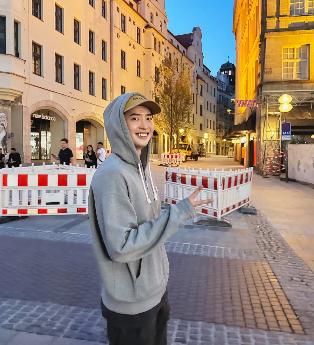 LJSFansPhil's tweet photo. #LeeJongSuk https://t.co/w38D9XQeja