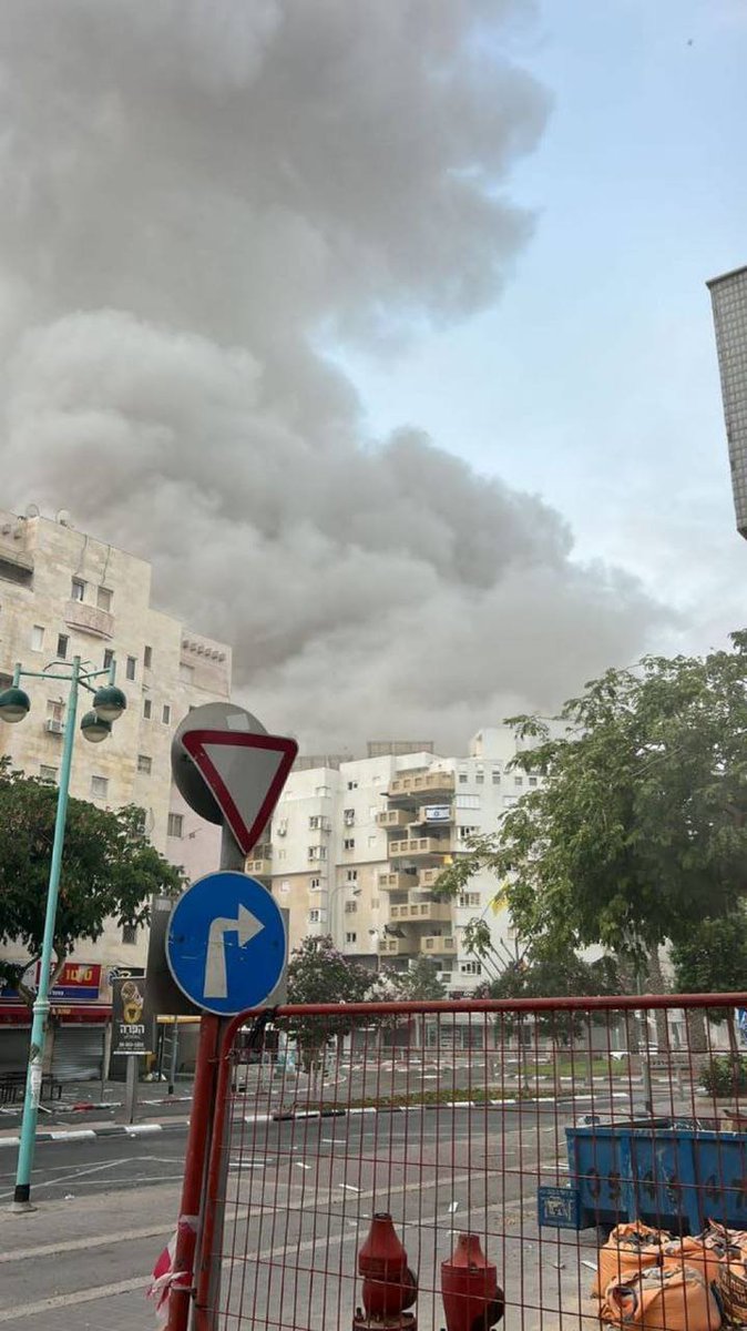 💥İran ordusunun ateşlediği bir balistik füze, Güney İsrail'in Beer Sheva ilçesindeki bir apartmanın üzerine düştü. Ölü ve yaralılar var.

İran bu balistik füzeyle kapanışı yapmış oldu.
