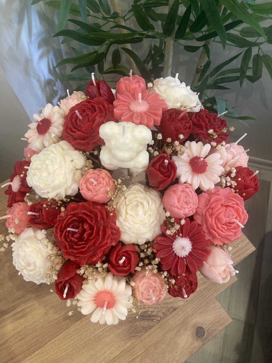 Çiçek kokulu mum buketi 💐🌹🌸
İstenilen renk ve kokuda yapılır 
İnstagram adresinden ulaşabilirsiniz @pullu_candle
Siparişler Shopier mağazamızdan verilmektedir.

#doğalmum #soya #handmade #candle #candlemaking101 #hediye #dekor #TikTok #IranIsraelConflict