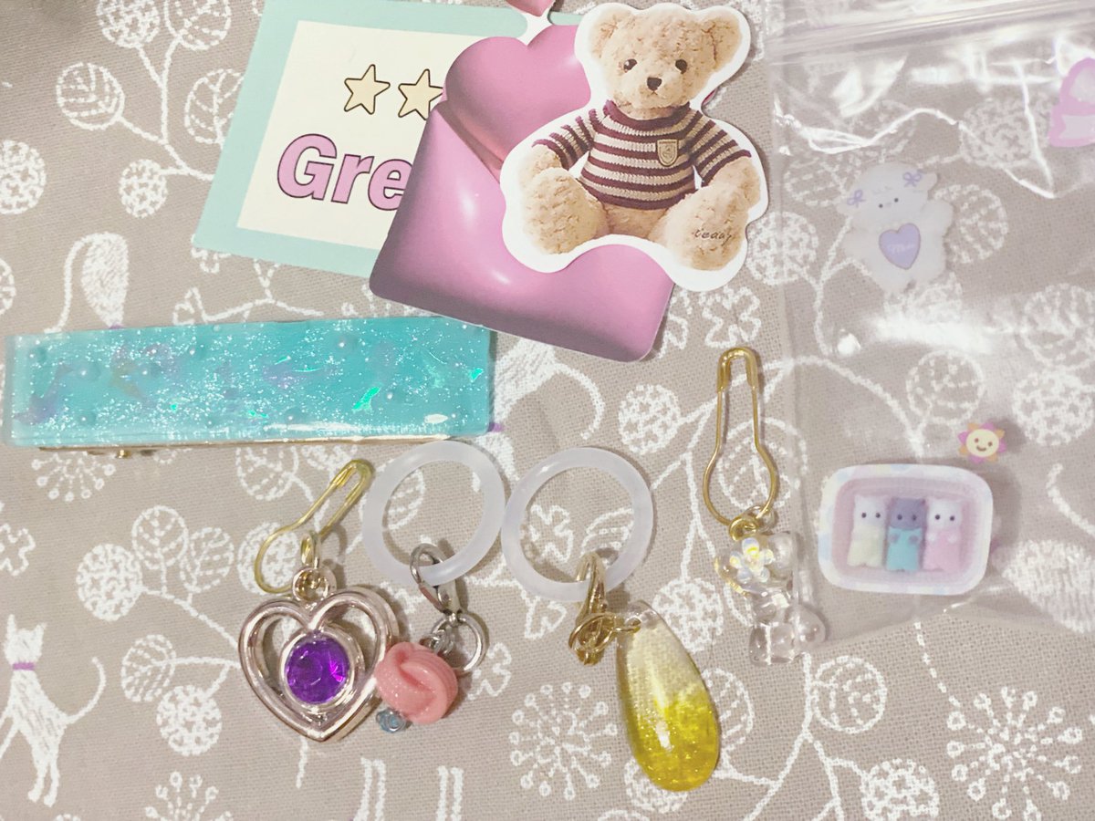 編みちゃんさん(@amimonobeginner )の素敵な企画に当選して、めっちゃ可愛いマーカーと髪留めが我が家にやってきました🥰🥰🥰
だいじにだいじに使わせていただきますー🤍✨️

ありがとうございました❣️