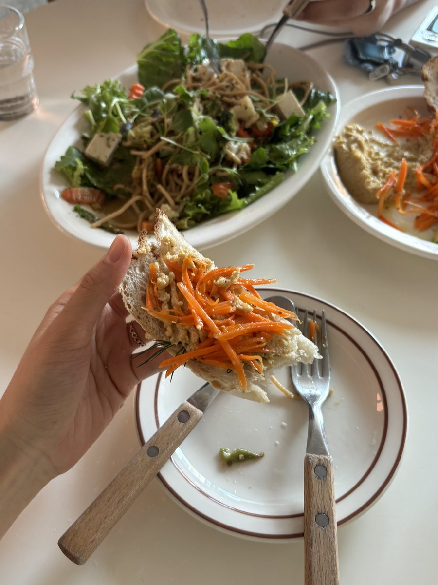 naengteol2's tweet image. 성수 리틀포레스트🍴
요기 존맛입니다..... 샐러드파스타랑 후무스 당근라페 플레이트 시켰는데 둘 다 재료 본연의 맛이 잘 느껴지면서 너무너무 맛있음... 파스타는 간장 + 들기름 베이스!
그리고 가격이 착함 ...(12000원) 양은 적은 편
아보카도 후숙 덜 된 거만 빼고 다 좋았다
#나의비거니즘일기