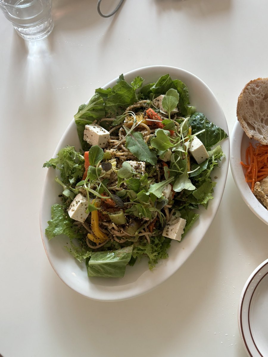 naengteol2's tweet image. 성수 리틀포레스트🍴
요기 존맛입니다..... 샐러드파스타랑 후무스 당근라페 플레이트 시켰는데 둘 다 재료 본연의 맛이 잘 느껴지면서 너무너무 맛있음... 파스타는 간장 + 들기름 베이스!
그리고 가격이 착함 ...(12000원) 양은 적은 편
아보카도 후숙 덜 된 거만 빼고 다 좋았다
#나의비거니즘일기