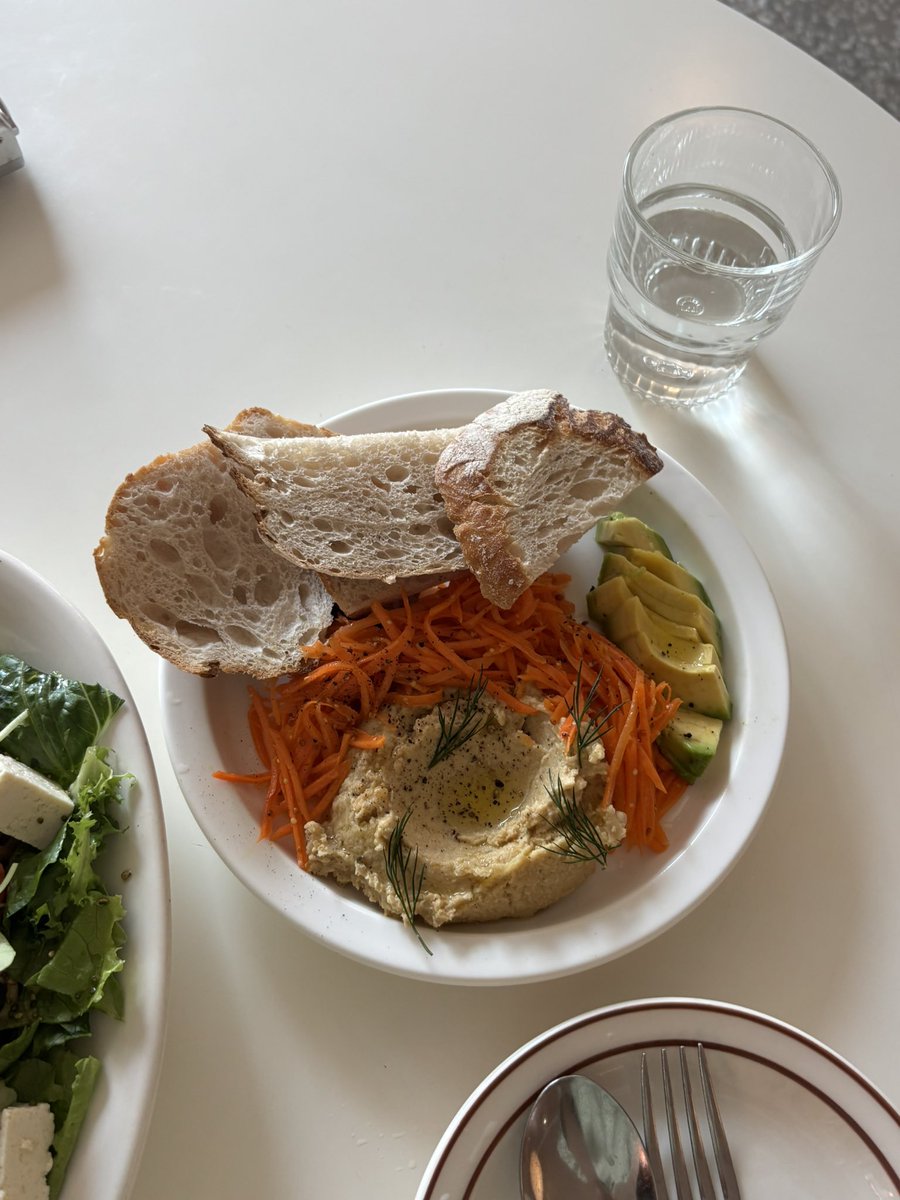 naengteol2's tweet image. 성수 리틀포레스트🍴
요기 존맛입니다..... 샐러드파스타랑 후무스 당근라페 플레이트 시켰는데 둘 다 재료 본연의 맛이 잘 느껴지면서 너무너무 맛있음... 파스타는 간장 + 들기름 베이스!
그리고 가격이 착함 ...(12000원) 양은 적은 편
아보카도 후숙 덜 된 거만 빼고 다 좋았다
#나의비거니즘일기