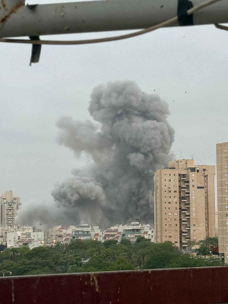 ⚡️ From the location where the Iranian missile directly struck a 7-story building in Beersheba.