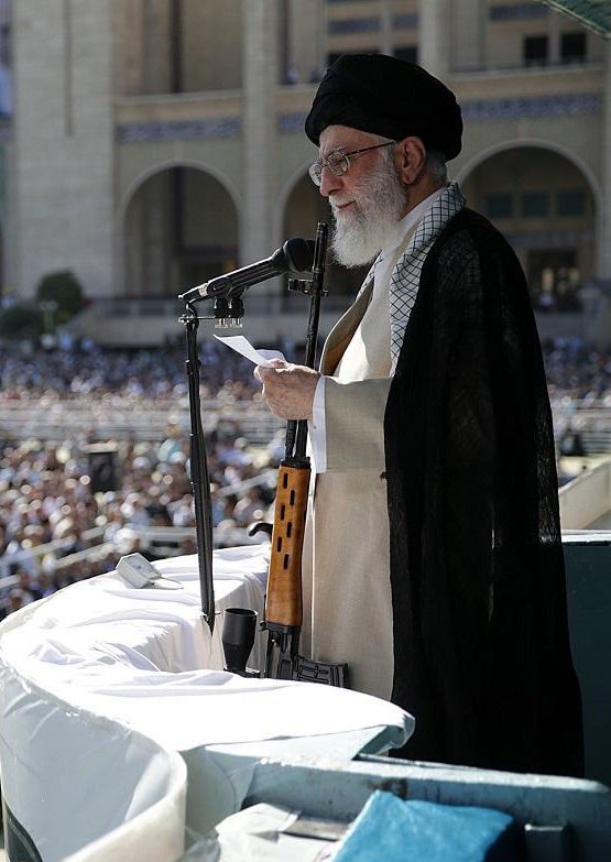 ان هذا العبد الصالح مقبل على التسعين عاما، يقف وحيدا يحمل راية الحق، لا تضعف له عزيمة ولا تنحني له قامة ويداه ترتجفان من ثقل الامانة، ما خان العهد، ولا استكان للباطل يمضي بثبات، كان في عينيه نور الحسين، وفي قلبه صبر زينب ان العظمة لا تقاس بالعمر، بل بثبات الموقف حين يخذل الجميع