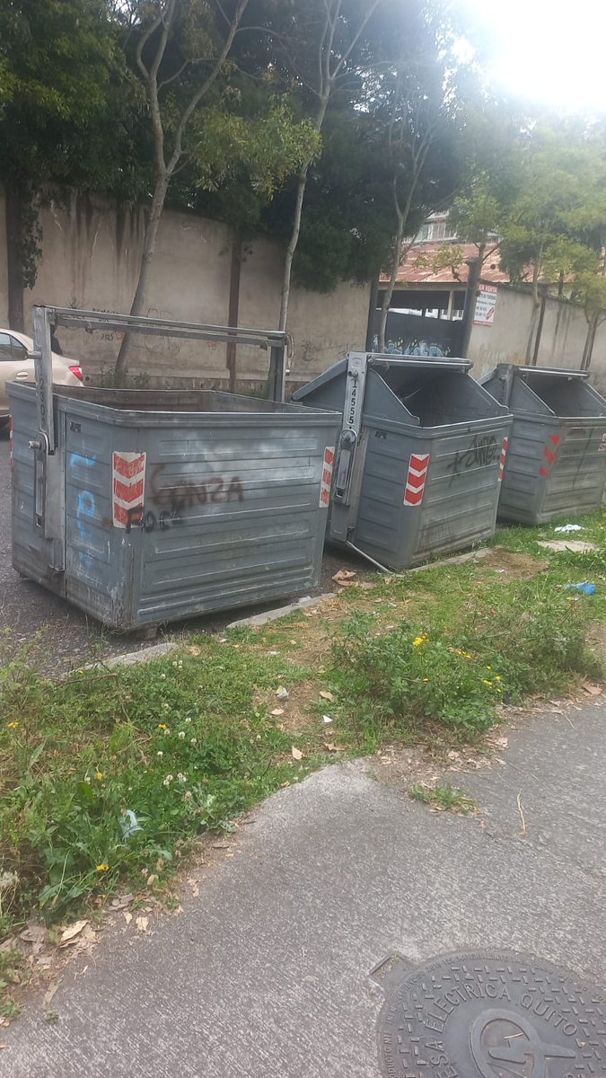 Barrio Granda Centeno (@barriogranda) on Twitter photo En la Francisco Cruz Miranda frecuentemente hay accidentes de tránsito y los contenedores han aguantado a más de uno. En la esquinas un multifamiliar que debe utilizar la mayor parte de la capacidad. Por favor <a href="/EmAseoQuito/">Empresa Aseo Quito</a> pedimos la reubicación y cambio de contenedores. En la Francisco Cruz Miranda frecuentemente hay accidentes de tránsito y los contenedores han aguantado a más de uno. En la esquinas un multifamiliar que debe utilizar la mayor parte de la capacidad. Por favor <a href="/EmAseoQuito/">Empresa Aseo Quito</a> pedimos la reubicación y cambio de contenedores.