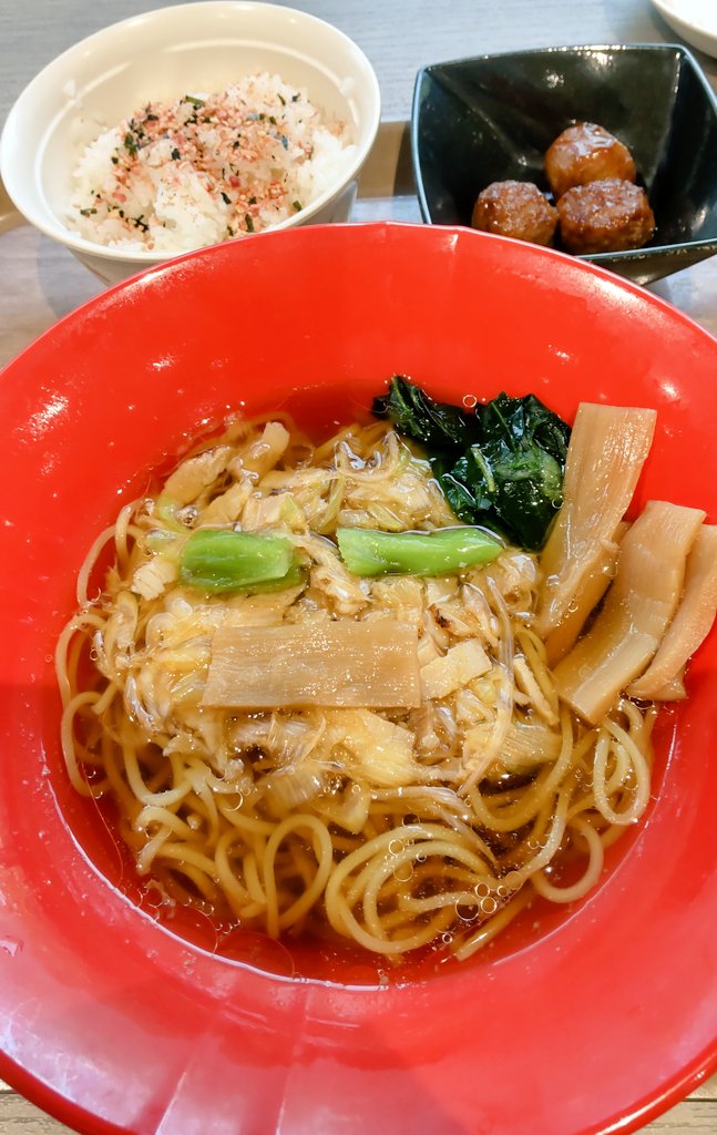お疲れ様です🙇お昼は社員食堂です🍴
醤油ネギチャーシュー麺🍜
スープに浸したネギチャーシューをオン・ザ・ライス🍚
美味しかったです😋ご馳走様でした🙇
午後も頑張りましょう💪
#社員食堂