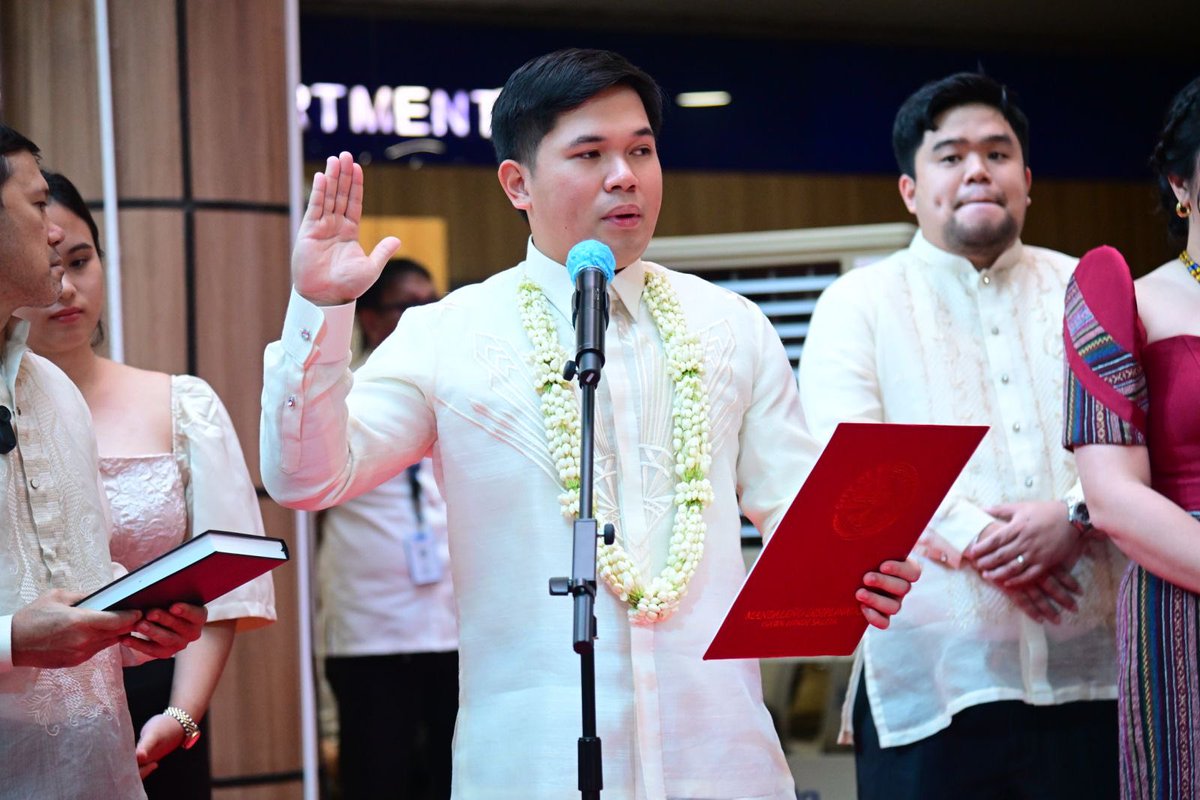 4Ps PARTYLIST REPRESENTATIVES, NANUMPA SA MANDALUYONG

Pinamunuan ni Mayor Ben Abalos ang pormal na panunumpa sa kanilang tungkulin bilang kongresista ng 4Ps Partylist sina Congressman Marcelino Libanan at Congressman JC Abalos.
