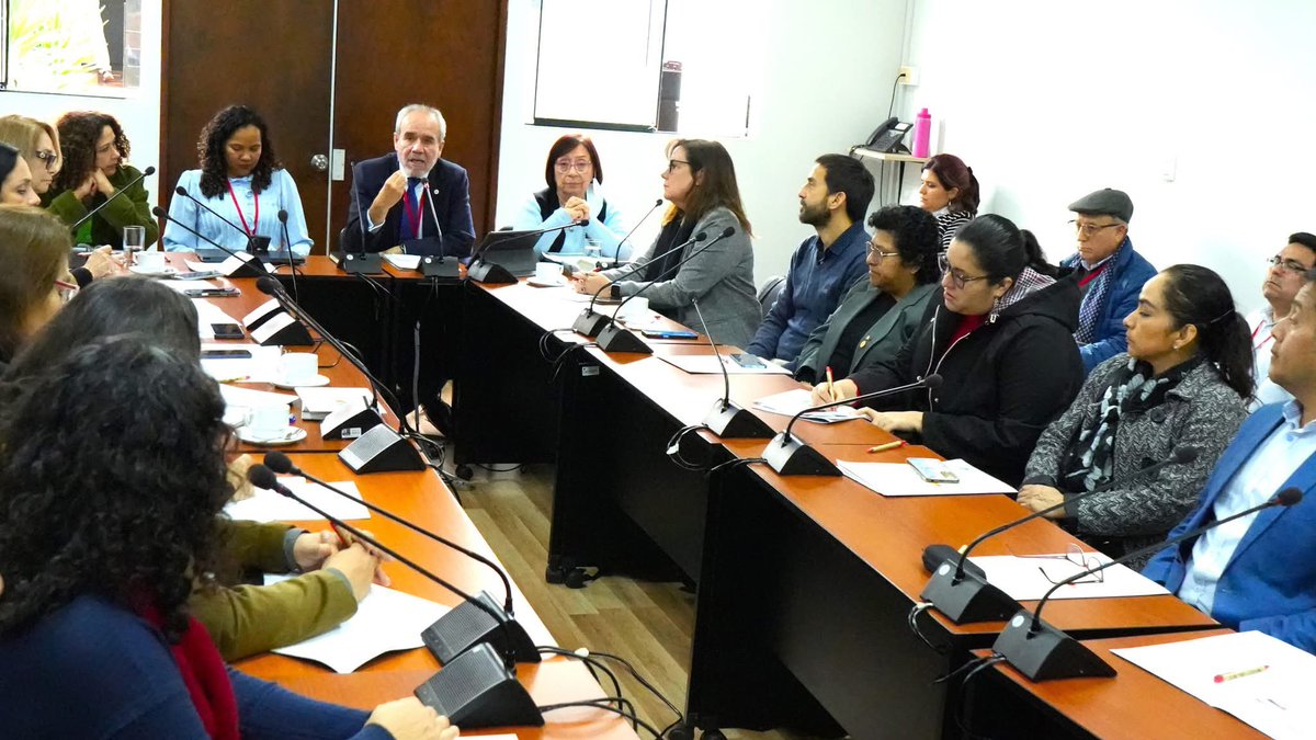 MauricioPahuara's tweet photo. Durante el evento, compartimos la voz de las juventudes que creemos que la ciudadanía se construye desde los territorios, las escuelas y las comunidades, garantizando espacios reales donde adolescentes y jóvenes podamos participar y decidir. ✊🏽

🧵2/3 https://t.co/kbLCJGYJzI