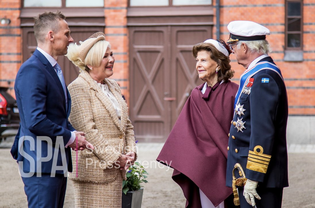 Isländska Presidentparet tas emot av Kungaparet för att åka i hästdragen kortege till Kungliga Slottet!

#PhotoByKeith #SwedishPressAgency at Kungliga Hovstallet in Stockholm - swarmapp.com/user/5098520/c…
