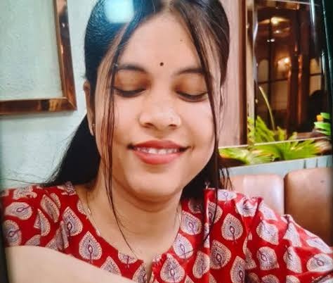 ये सिमरन है..लखनऊ एमिटी यूनिवर्सिटी से BCA कर रही थी...

इसके पिता ने  सिमरन  की चाकुओं से गोदकर हत्या कर दी। 
सिमरन घर में मोबाइल चला रही थी। पिता को लगा कि किसी से चैटिंग कर रही है। 
इसी बात पर  गुस्सा पिता किचन से चाकू लाया और उसके गर्दन और पेट पर लगातार वार करने लगा।

वह बेटी