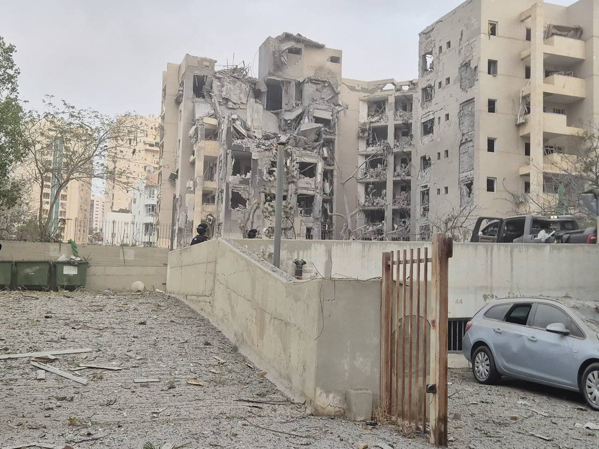 💥Güney İsrail-Beer Sheva'da İran füzelerine hedef olan binanın son hali.