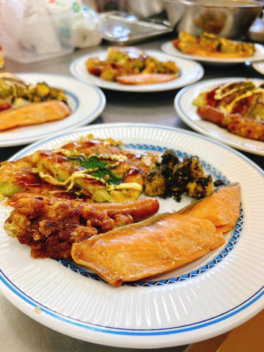 ヤマダイグループでは函館市女性会議主催のみんなの居場所「ここみカフェ」に納豆や魚などの食材提供をしております
今月22日のここみカフェでは当社スタッフがダイちゃん納豆で納豆のかき揚げを作りました。
山大の「トラウトサーモン西京焼き」も好評でした✨

#ここみカフェ
#山大
#ヤマダイフーズ