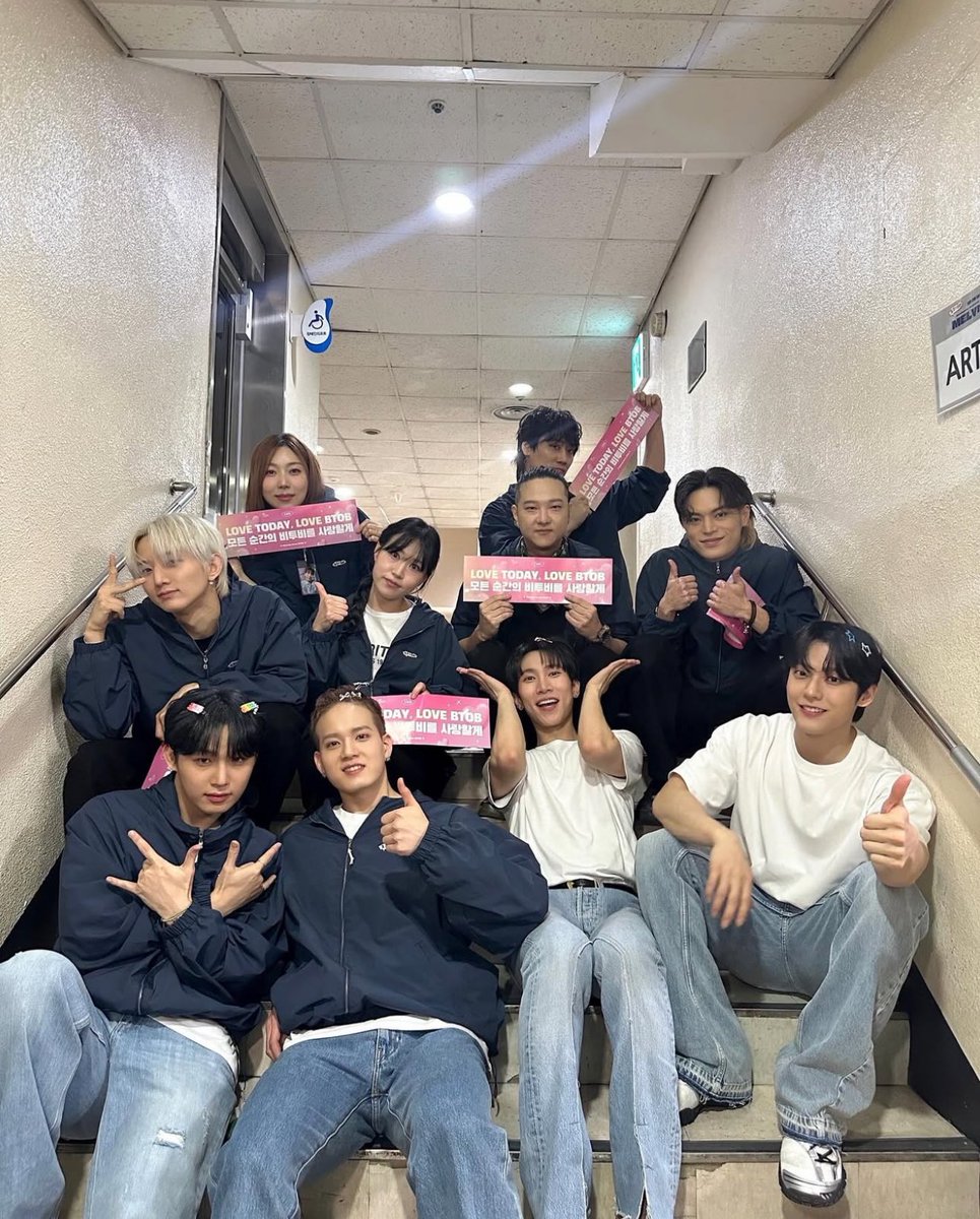 yfieee_'s tweet photo. The same dance team. :) https://t.co/LE2rcSlTYn