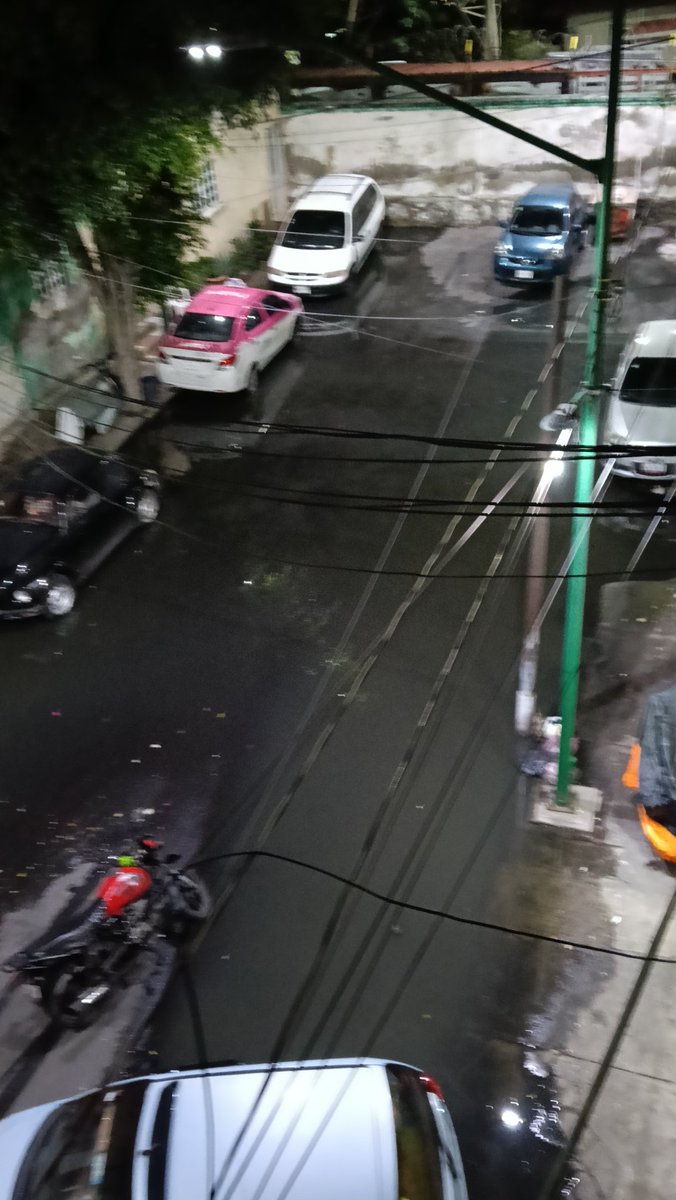 hector_asp's tweet photo. @AlessandraRdlv Alejandra ayer vino 2 veces un camión vactor para desasolvar pero todo quedó igual ya han pasado 24 HRS y continua inundado o estancada el agua aquí en cerrada de Lucio sería posible que nos ayudarán pues la salida de las casa del fondo nos complicada https://t.co/ceTmrgtTjz