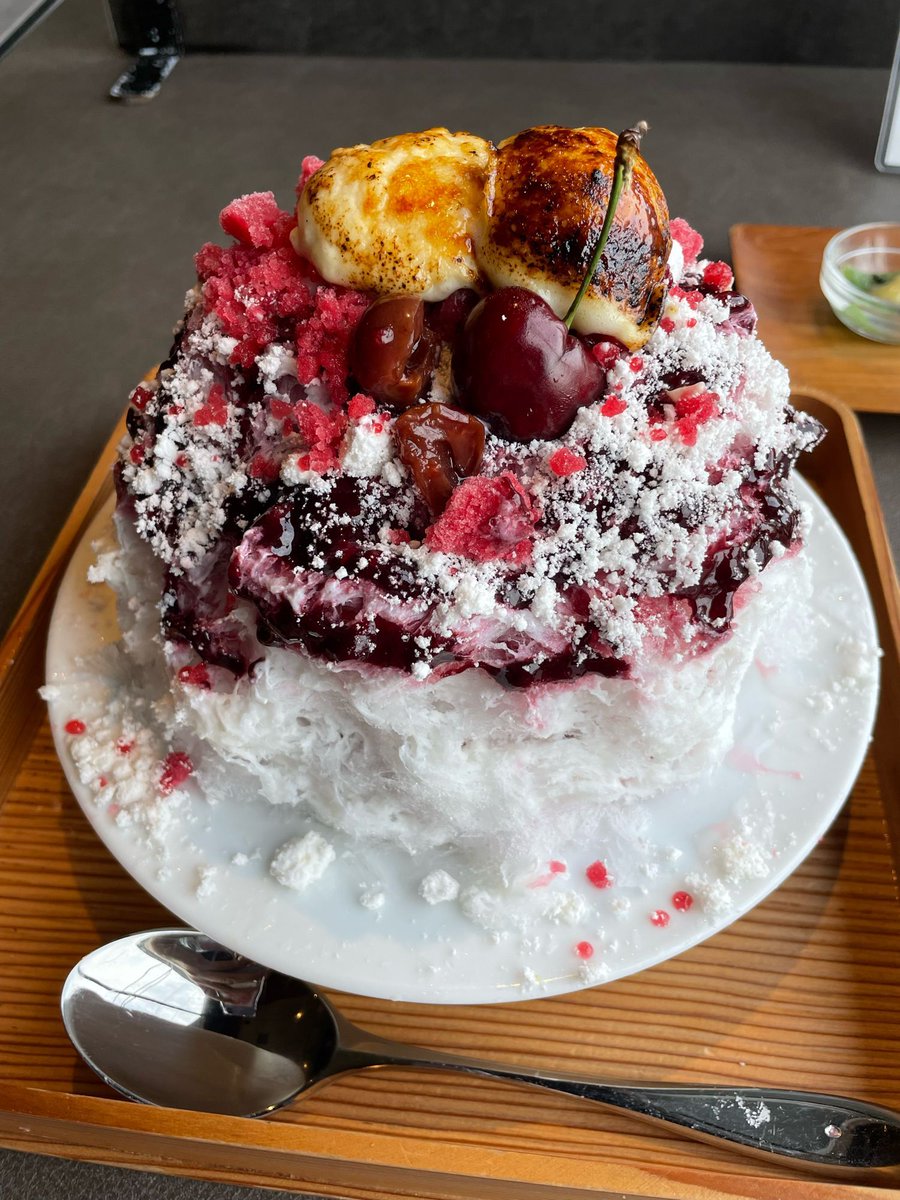 休日かき氷活動

またもやアメチェのかき氷♡
トップにカスタードクリームのキャラメリゼが乗っていて、香ばしおいしい。
ヨーグルトミルクにアメチェのコンポート、微かな酸味があってさっぱり。
ハイビスカスアイスフレークの赤色とココナッツパウダーの白のコントラストがきれいで目もうれしい♡