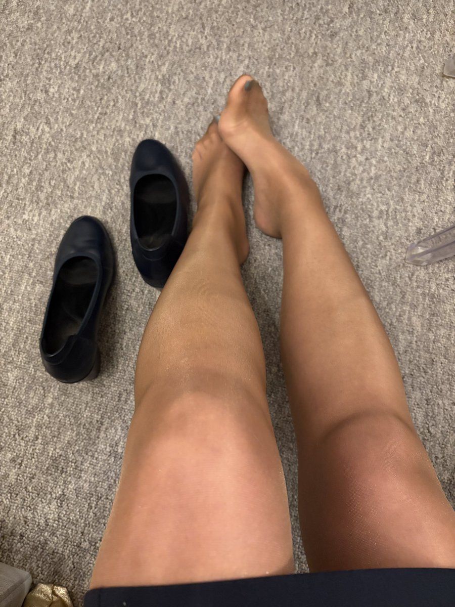 Another early morning for me and my glossy cabin tights &amp; crew shoes ✈️ 😴