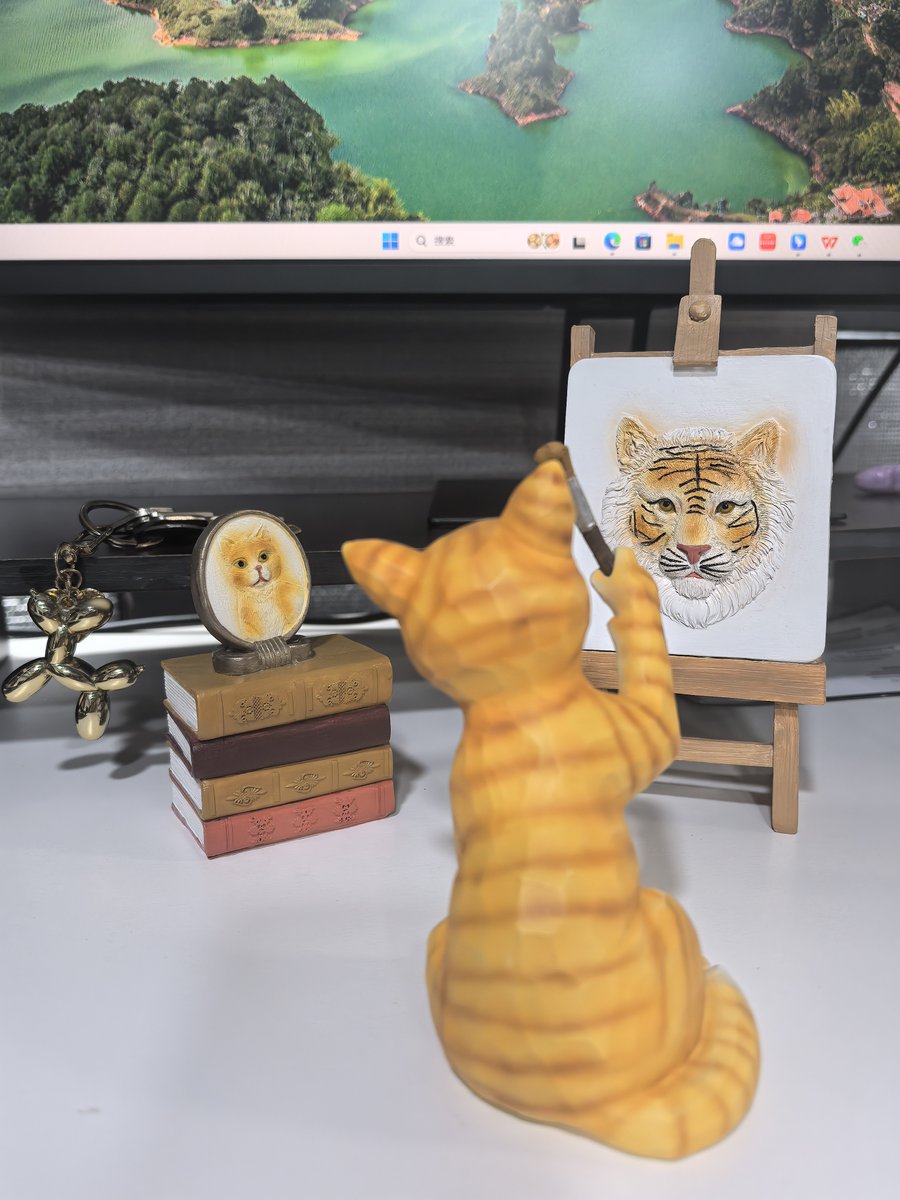 The cat drew a tiger based on its own reflection in the mirror.
#vofstand
#catstatue
#catlover 
#catcollective
#catfigurine