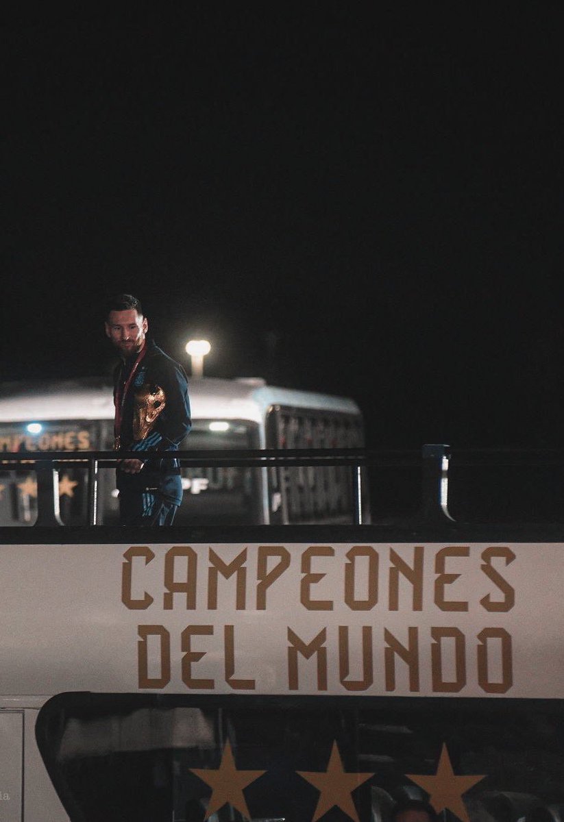 Feliz cumpleaños a mi ídolo de toda la vida.

El tipo que me enseñó a nunca renunciar por los sueños. Que podes caerte un millón de veces pero siempre estás obligado a levantarte.

Mi ídolo desde que tengo memoria. El más grande, el que lideró el mejor equipo de la historia, el