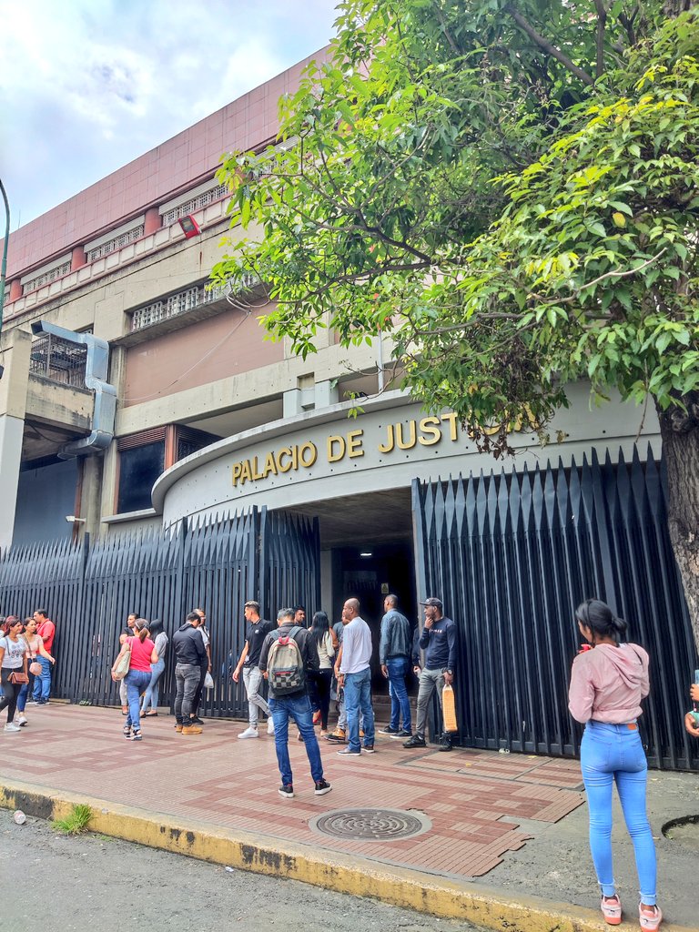 Hoy #23Junio se dió un nuevo diferimiento del juicio caso Fundaredes, la próx. audiencia quedó pautada para el #8Julio.
El tribunal generó una nueva incidencia por falta de presencia de los organos de prueba promovidos por el Ministerio Público.
#LiberenAJavierTarazona