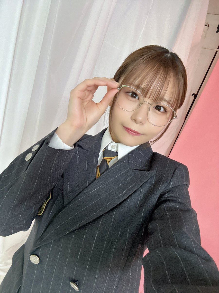 kohinatamika's tweet photo. 朗読劇『明日の卒業生たち』
無事終演いたしました🌸

改めてご観劇くださった皆様、本当にありがとうございました✨

現在、定点配信（私は初日参加）
グッズ通販開始です📢

配信アーカイブは1ヶ月あるので、ゆっくりこの世界をお楽しみください☺️
里実ちゃん是非お迎えしてくださいね👓
#朗読あす卒 https://t.co/VK7oMrrJlY