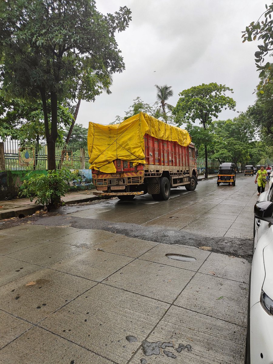 mumbaikararpit's tweet photo. Parked Truck blocking the road on pipeline road ghatkopar east opp  Neelkanth vihar near somaiya college back gate https://t.co/AysZ3AO55G